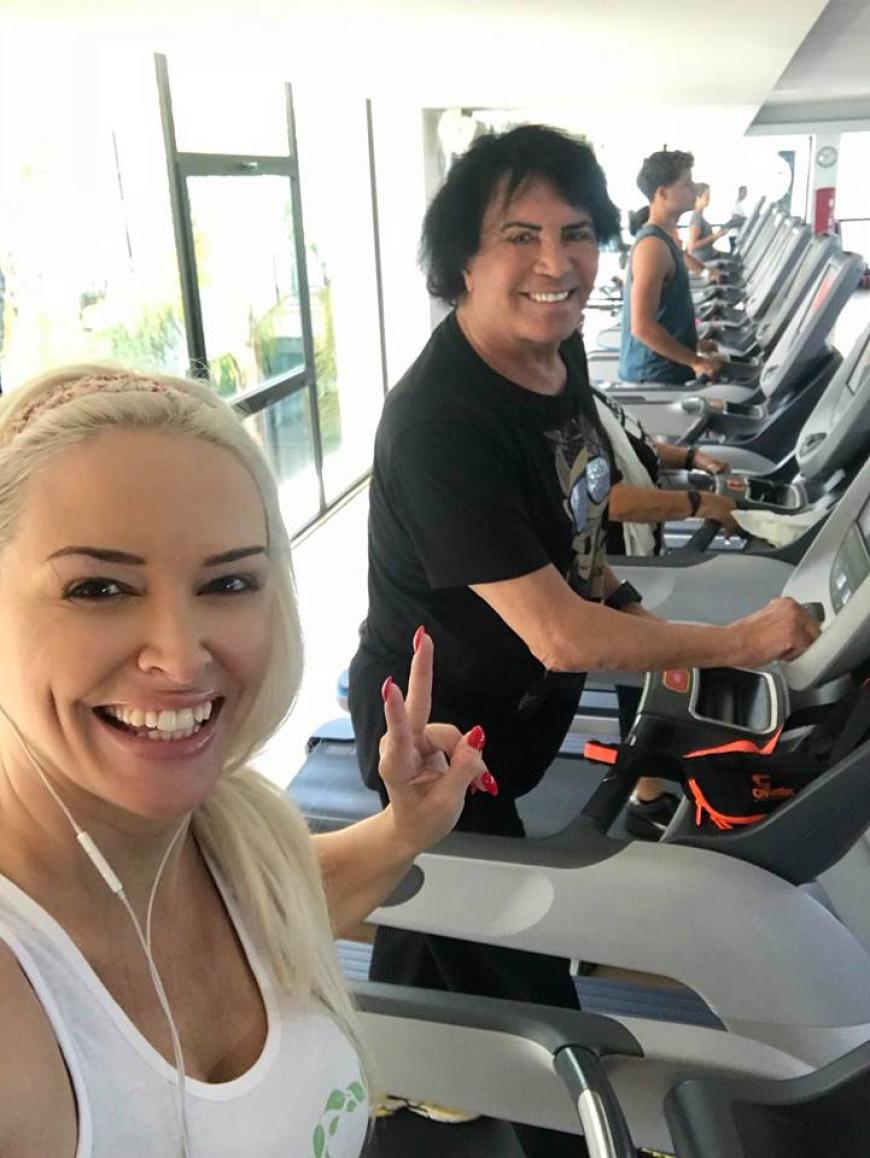 Auch im Leben von Schwiegervater Costa Cordalis spielt körperliche Fitness eine große Rolle. Er lässt an der Aussage der Blondine zweifeln: „Wir mögen Frauen, die sich um sich kümmern und sich nicht gehen lassen