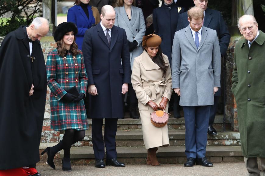 Während Herzogin Kate ihren Knicks mit Bravur meisterte, erschien Meghan Markle noch etwas unbeholfen.