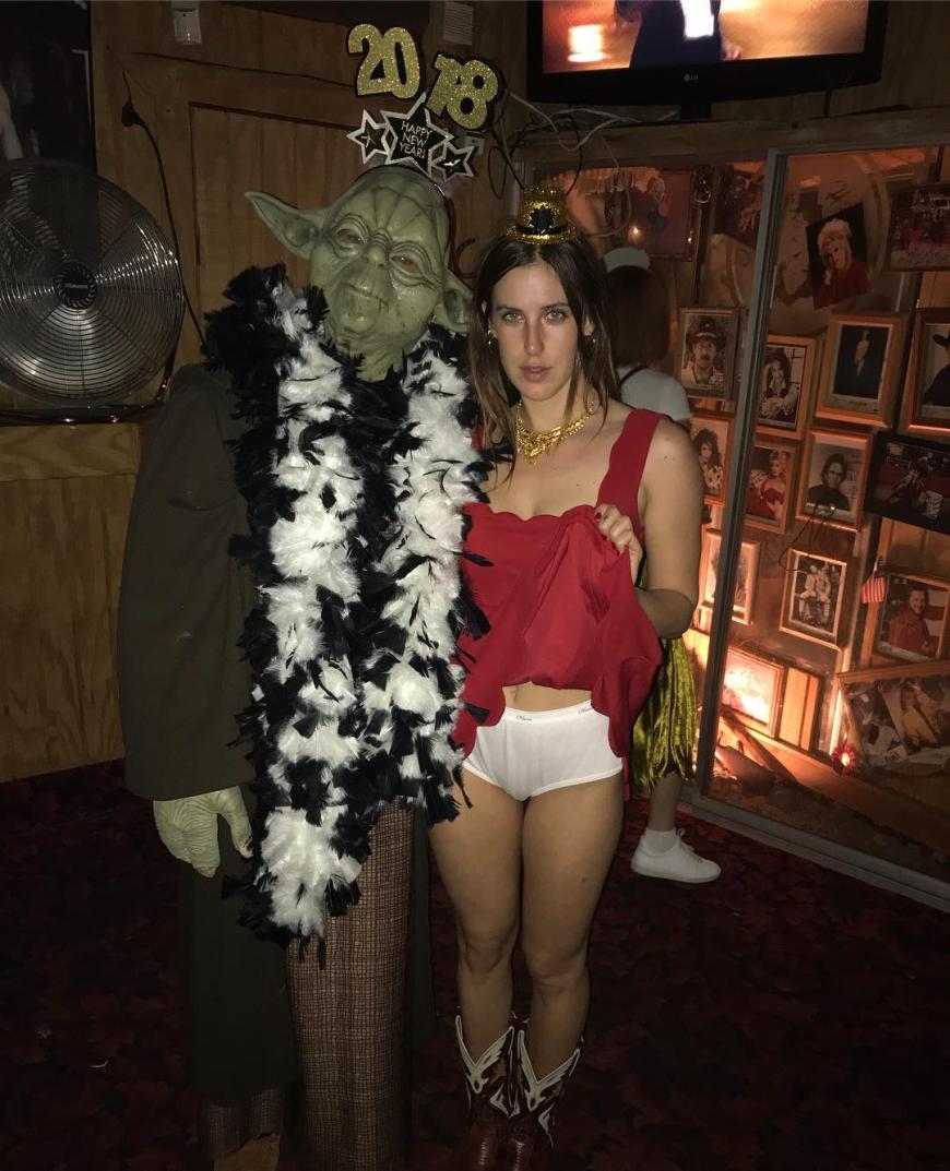 Höschenblitzer im Arm von Yoda: Tallulah Willis hat Silvester offenbar ziemlich crazy verbracht