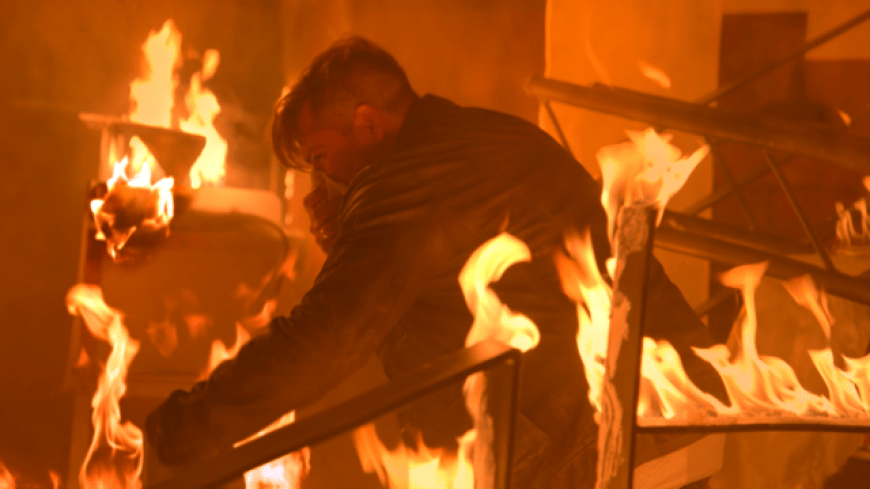 Nachdem sich das Feuer im Mauerwerk ausbreitet, versucht Leon (Daniel Fehlow) John (Felix von Jascherhoff) zu retten. Doch wird es ihm gelingen?