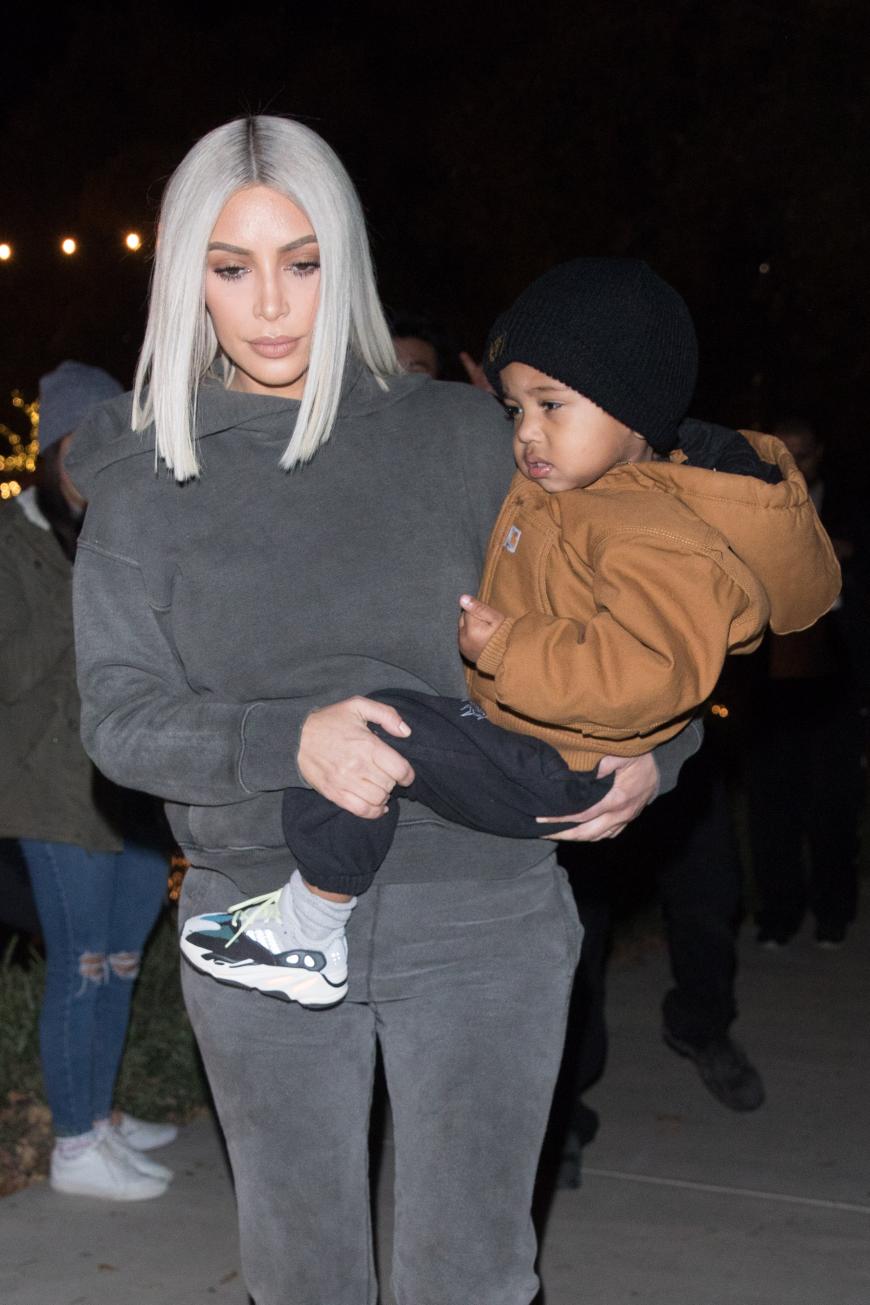 Kim Kardashian und Kanye West haben zwei schlaflose und besorgniserregende Tage und Nächte hinter sich: Ihr Sprössling Saint musste aufgrund einer schweren Lungenentzündung ins Krankenhaus!