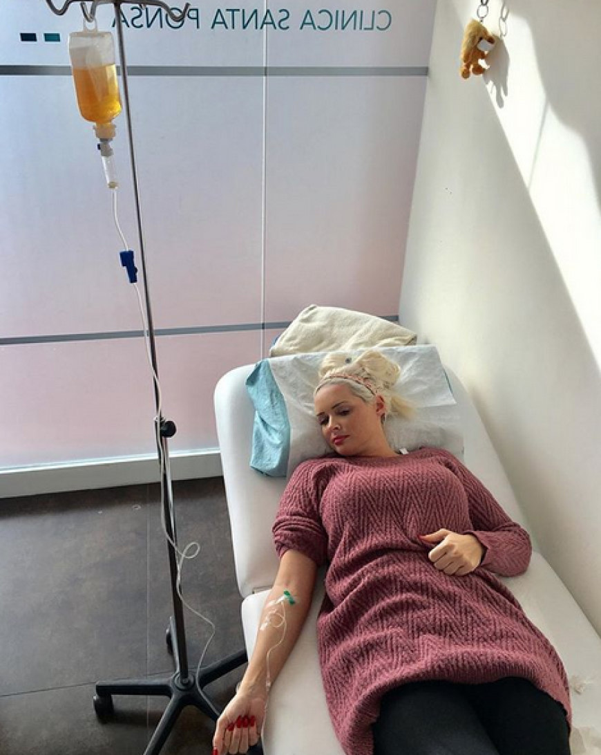Kein guter Start für Daniela Katzenberger: Auf ihren Social-Media-Seiten postete die Kult-Blondine zwei besorgniserregende Bilder, die sie in einem Krankenhaus zeigen. Fans vermuten, dass sie unter Schwangerschaftsübelkeit leidet.
