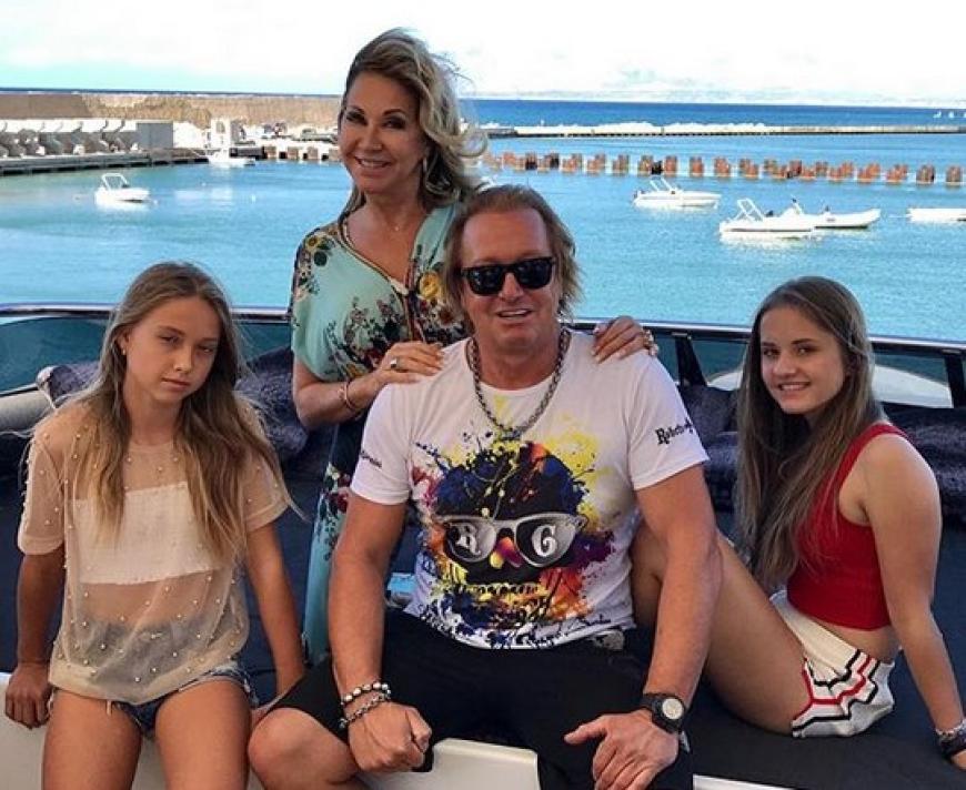 Beim Piercing-Termin ist die ganze Familie Geiss anwesend. Und diese Unterstützung braucht die älteste Tochter von Robert und Carmen scheinbar auch!