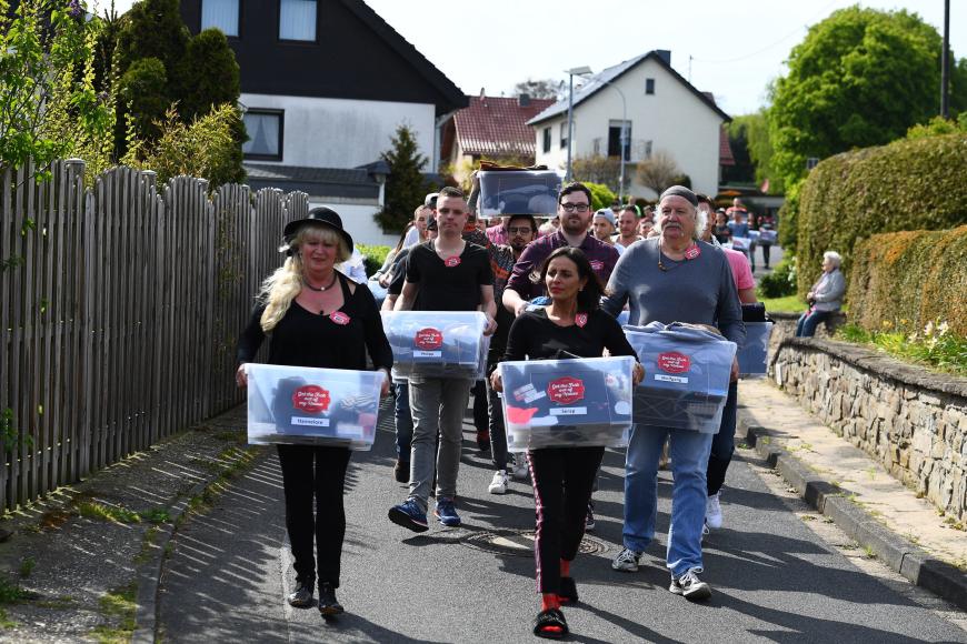 Einzug ins Haus: Ab heute Abend dürfen wir dabei zusehen, wie 100 Kandidaten um den Preis von 100.000 Euro kämpfen.