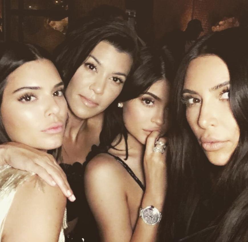 Zerbricht die Familie jetzt komplett? Denn laut einem Insider sollen Kendall Jenner (l.), Kourtney Kardashian, Kylie Jenner, Kim und Khloé Kardashian keinen guten Draht zu der Familie haben. Und dafür gibt es nur einen Grund: ihre Männer!