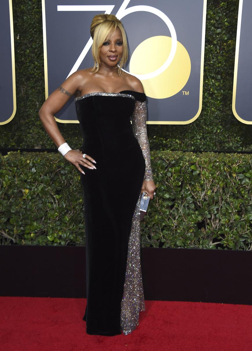 Am meisten Glamour versprühte Mary J. Blige mit einer körperbetonten Variation, die halbseitig komplett mit einem transparenten Glitzer-Stoff bestückt war. Dazu trug die Sängerin passenden Schmuck und gab ein perfektes Gesamtbild ab.