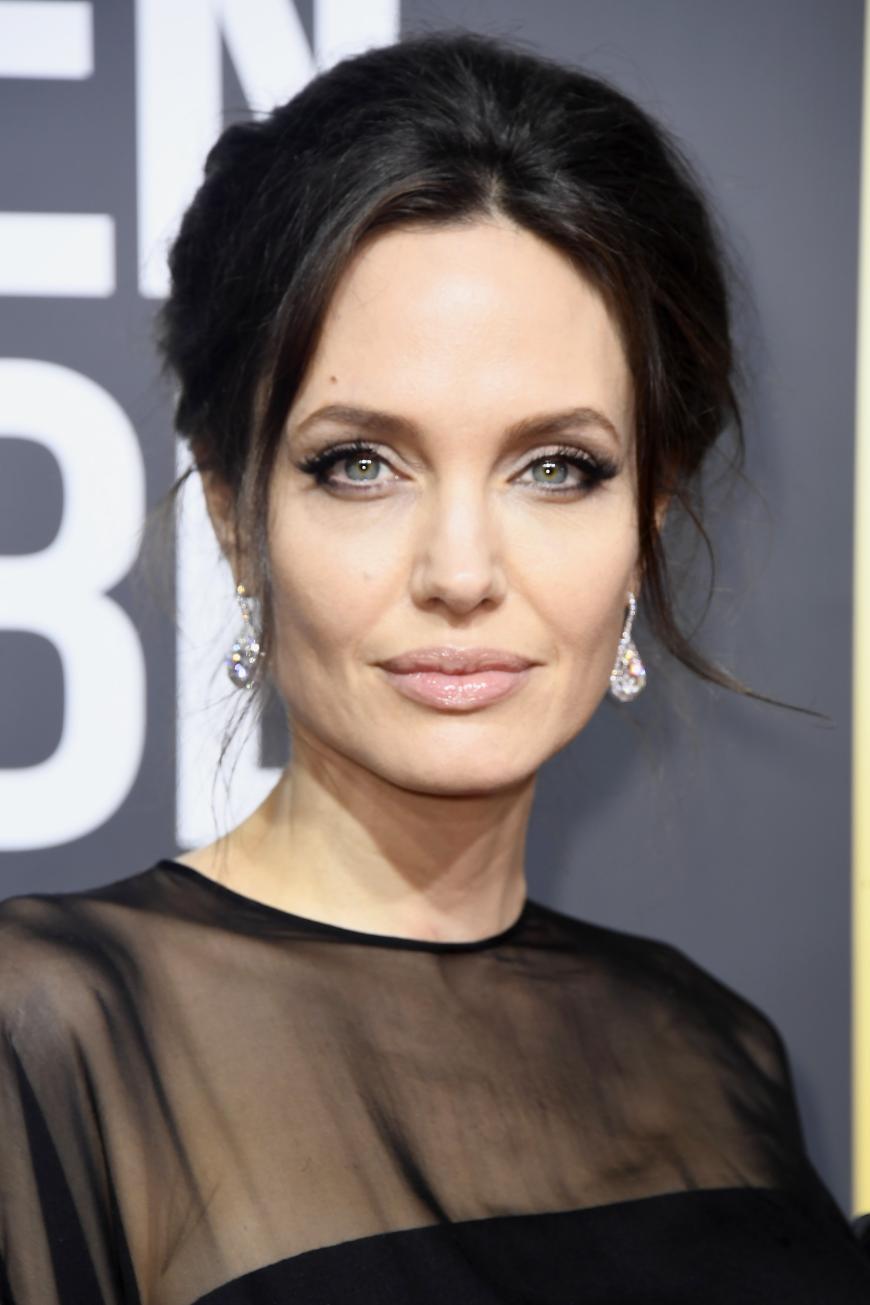 Angelina Jolie kam mit ihrem altbekannten Vamp-Make-up zu den Golden Globes, die dicken Brillianten an den Ohren sind ein richtiger Blickfang.