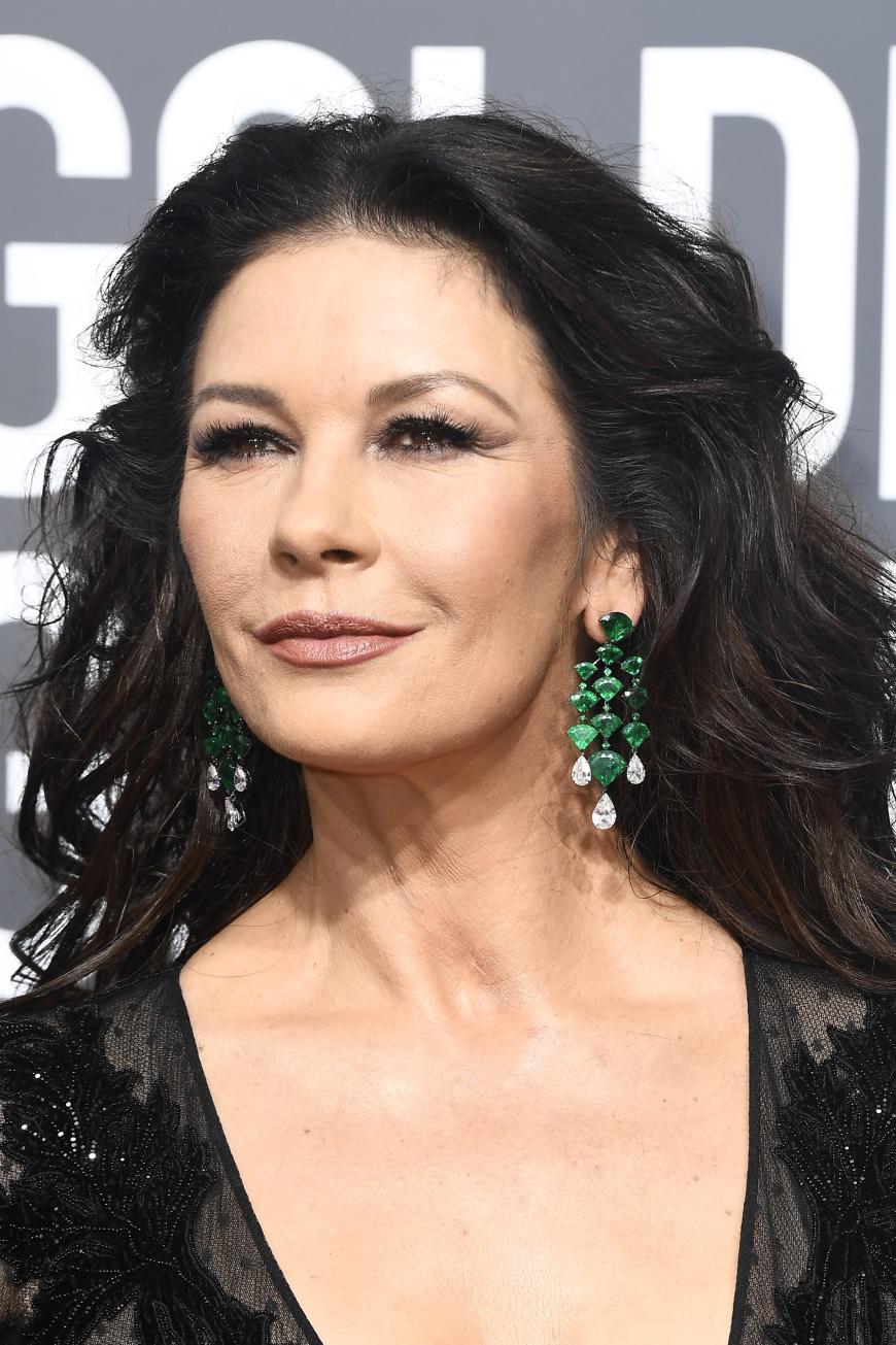 Grüner Schmuck war bei den schwarzgekleideten Frauen auf dem Red Carpet ganz hoch im Kurs, hier opulente Ohrringe an Catherine Zeta-Jones.