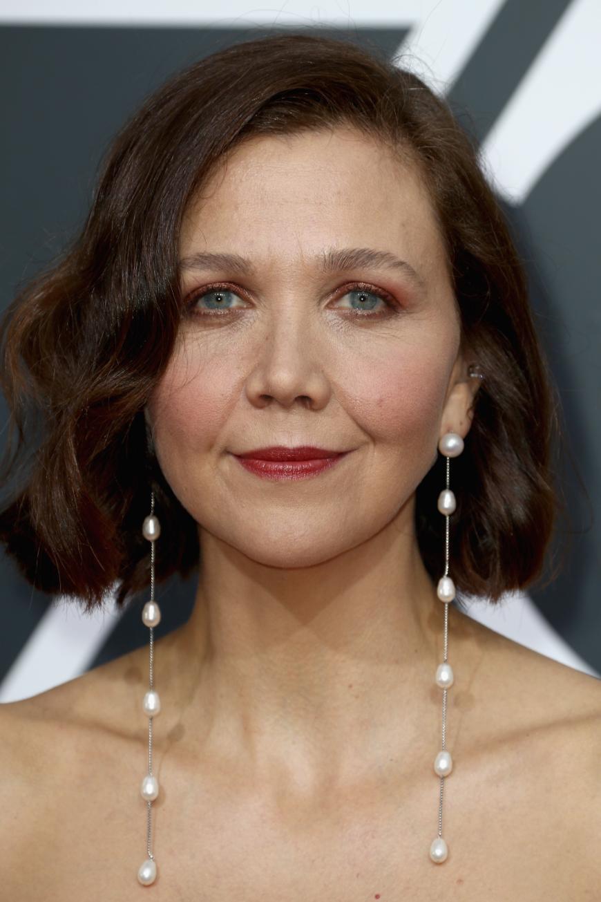 Ähm ja, wir mussten mehrmals hingucken, das ist Maggie Gyllenhaal und ja, sie ist erst 40 Jahre alt. Oh man... Doch die Ohrringe gefallen uns sehr gut zu dem Bob!