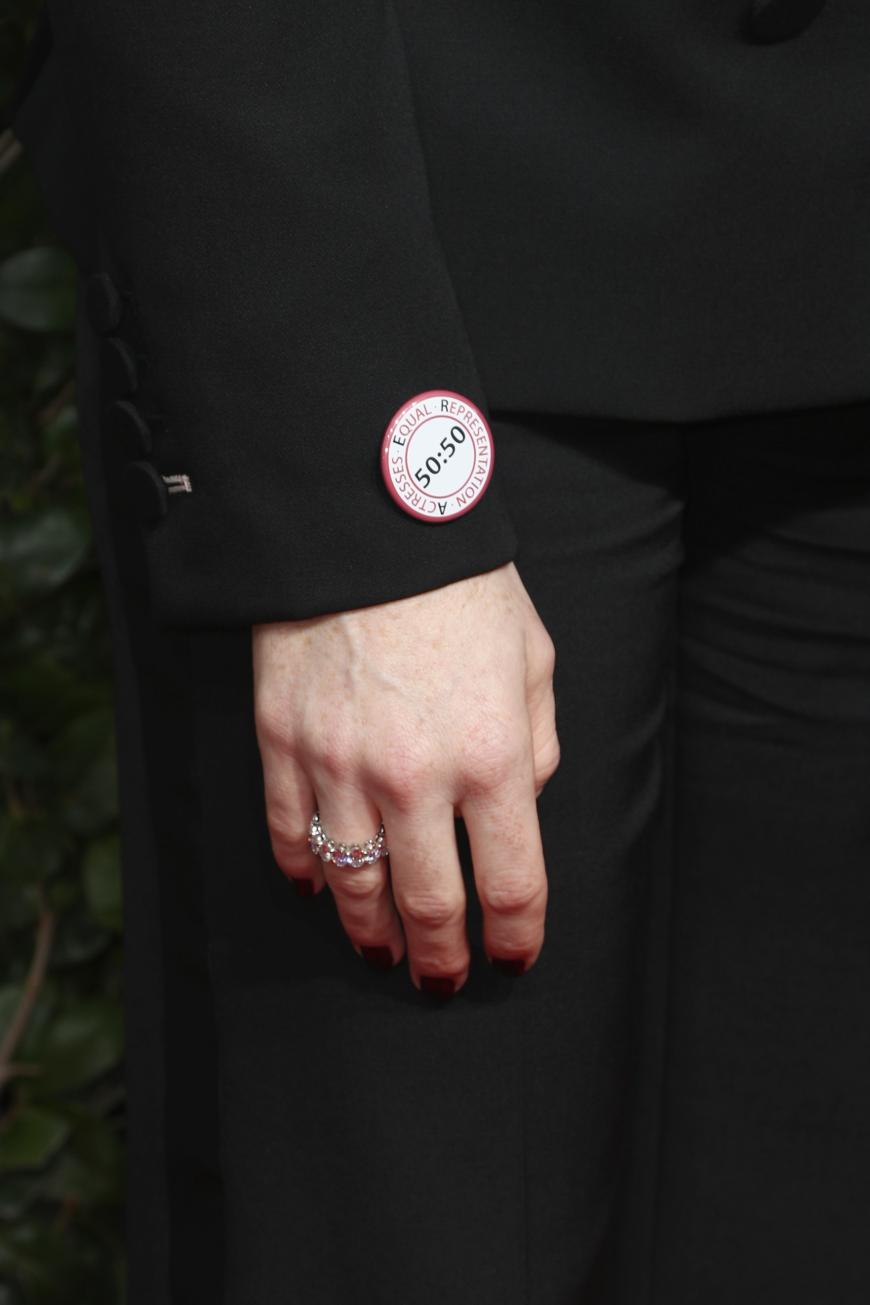 Zudem sah man vermehrt Buttons auf dem roten Teppich, die sich für eine gleichberechtigte Bezahlung von Männern und Frauen in Hollywood einsetzten.