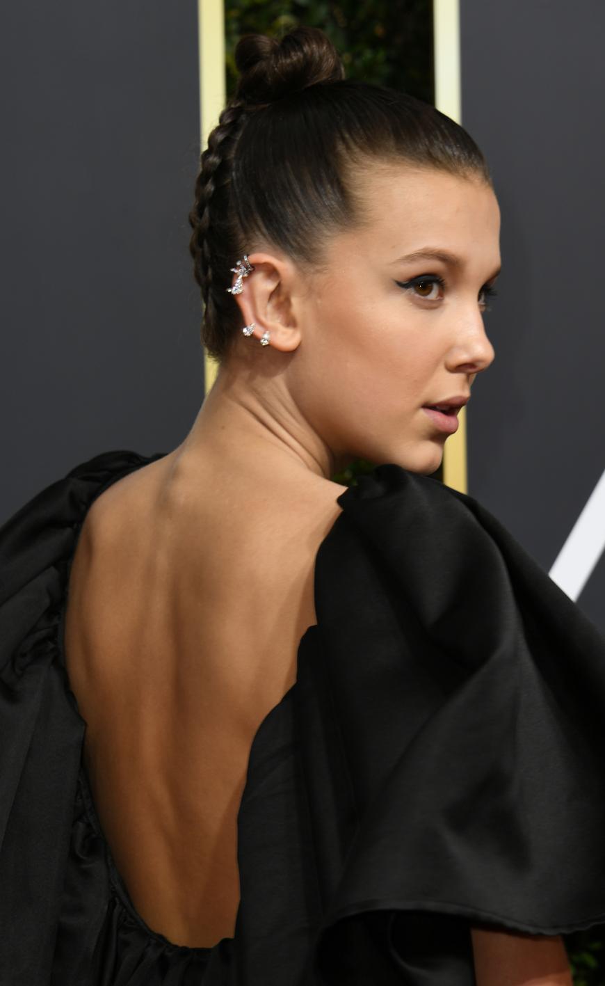 Die britische Schauspielerin Millie Bobby Brown bezauberte uns mit ihrem funkelnden Ear Cuff: We love!