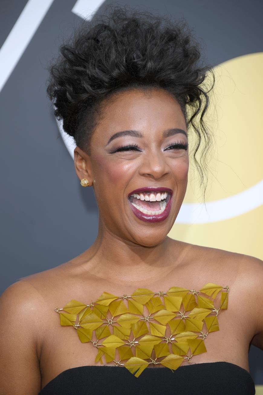 Die Schauspielerin Samira WIley hielt sich auf Grund ihres auffälligen Kleides mit Accessoires zurück, doch wir müssen die Feinheiten des Kleides hier noch mal in Großaufnahme zeigen: Beeindruckend!