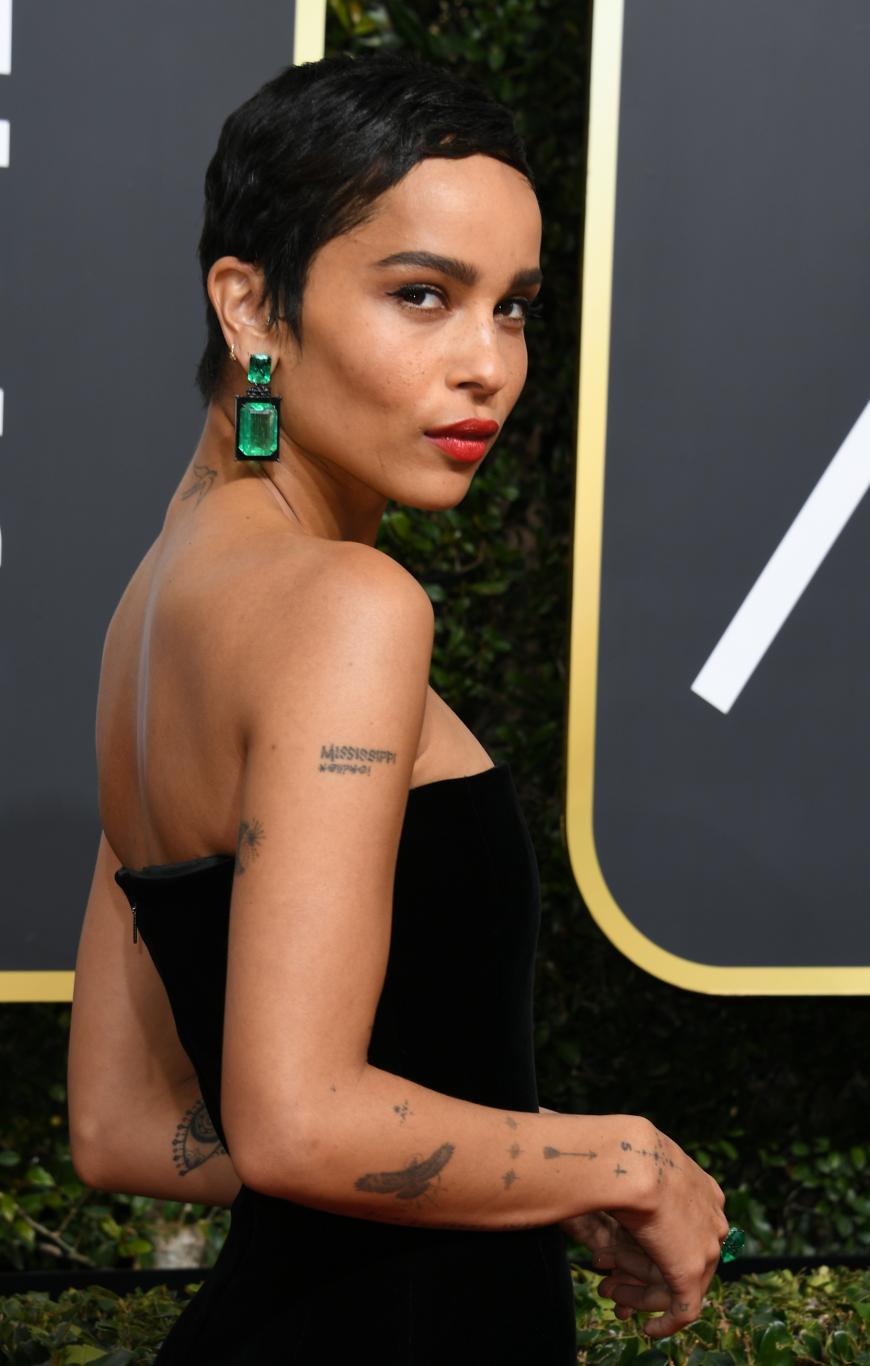 Auch Zoë Kravitz entschied sich für auffällige, grüne Ohrringe, die hervorragend zu ihrem Look passten.