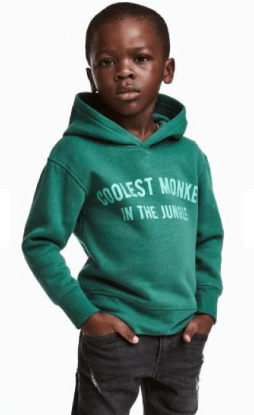 Rassismus oder nur ein dummer Zufall? Dieses Bild sorgte auf Twitter für Furore. Ein schwarzer Junge, der einen Pulli mit der Aufschrift „Coolster Affe im Dschungel“ trägt, ließ viele H&M-Fans vor Wut kochen.