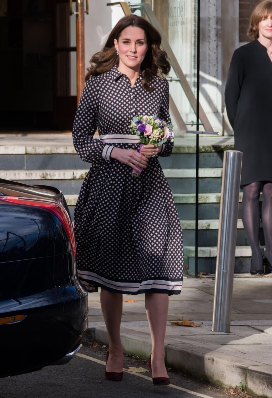 Um Gottes Willen, was ist denn das? Diese gepunktete Kleid aus dem letzten Jahr ist absolut altbacken und gar nicht cool, Kate!