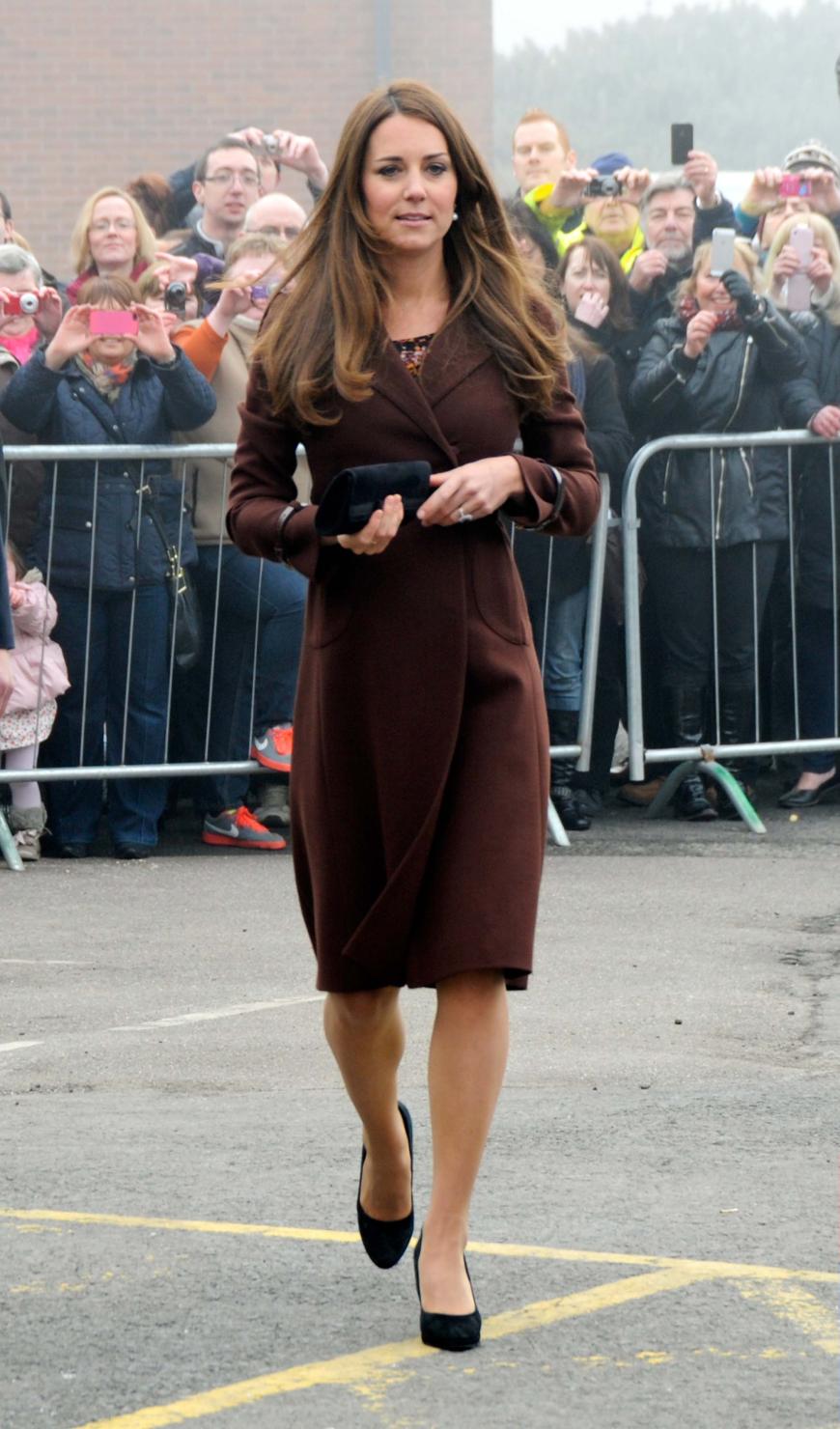 Schon im Jahr 2013 können wir beobachten, dass Kate immer seriöser gekleidet ist. Doch das ist kein Vergleich zu ihren derzeitigen Looks...