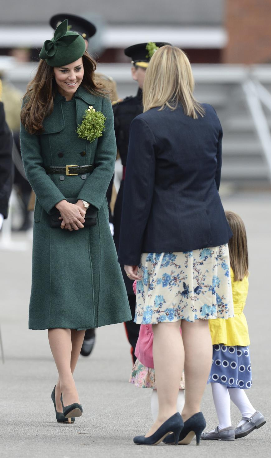 Nur der Gürtel verrät, dass es sich bei diesem Outfit aus dem März 2014 um eine Frau in den Dreißigern handelt, ansonsten hätte dieses Outfit auch der Queen sehr gut gestanden.