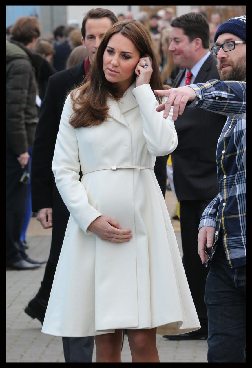 Im Jahr 2015 war Kate mit der kleinen Prinzessin Charlotte schwanger, doch ihre Looks waren cooler, als ihre heutigen Schwangerschafts-Outfits.
