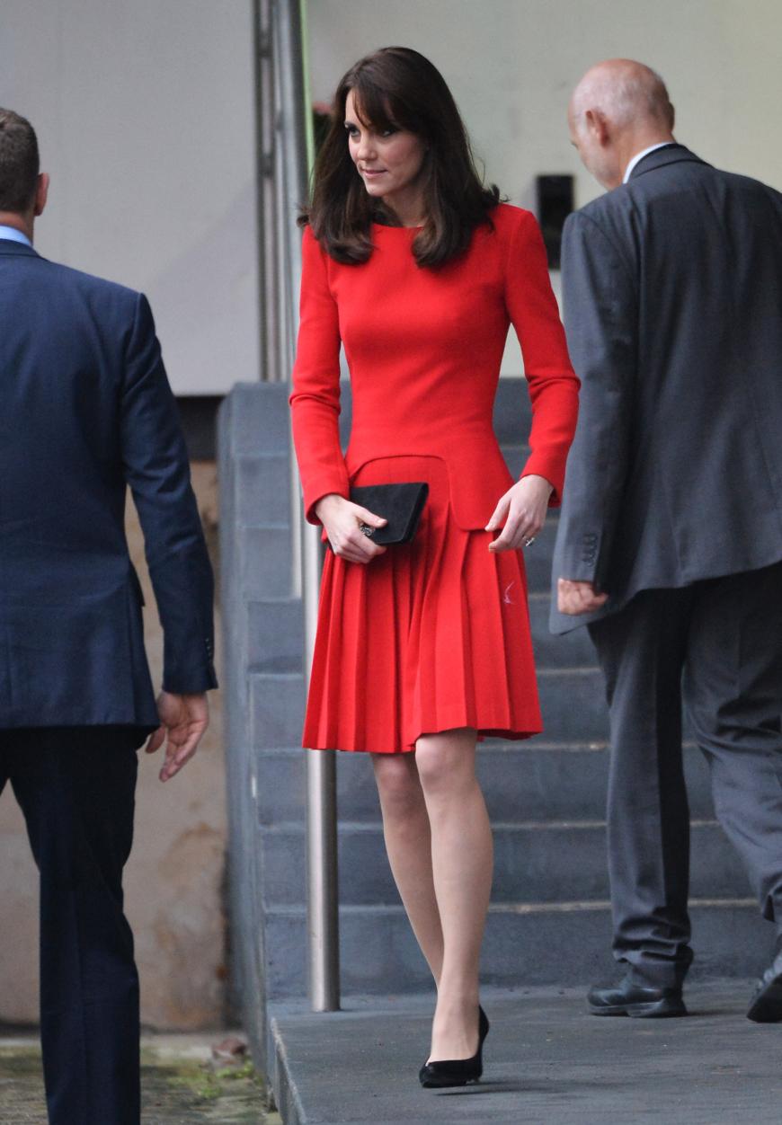 Back to the Roots: Zwischendurch sehen wir wieder die sexy Schnitte, die dennoch alle entscheidenden Stellen bedecken. 2015 entstand dieses Bild, das Kate in einem figurbetonten, roten Kleid zeigt.