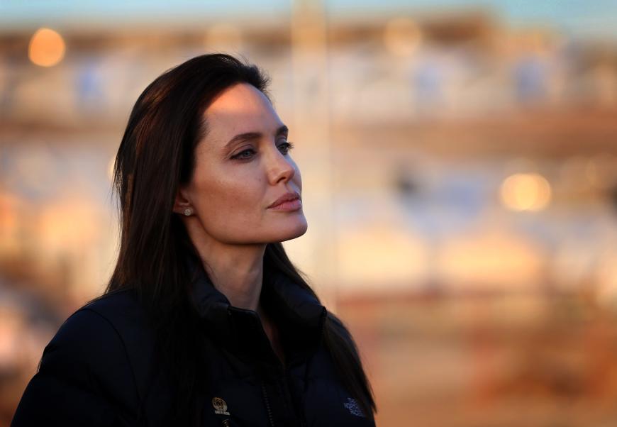 Angelina Jolie hat mit Ex-Mann Brad Pitt drei leibliche Kinder und drei adoptierte.