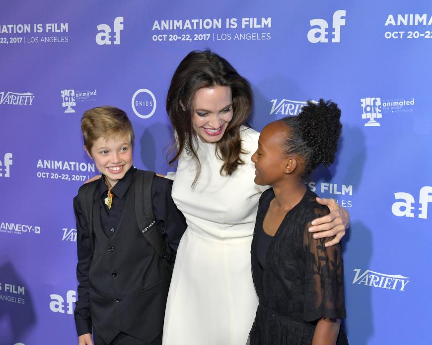 Angelina Jolie mit ihren Töchtern Shiloh und Zahara bei einer Filmpremiere.