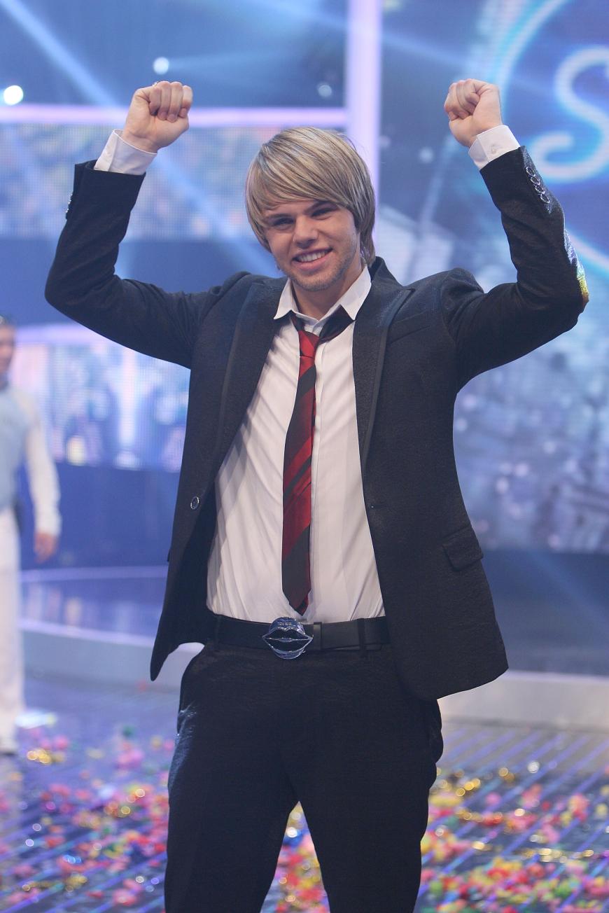 Daniel Schuhmacher setzte sich 2009 wohl im knappsten Finale in der Geschichte von DSDS gegen seine Konkurrentin Sarah Kreuz durch. Mit 50,42 Prozent der Stimmen wurde Daniel in der sechsten Staffel Superstar. Mit seiner Debüt-Single „Anything But Love“ stieg der Gewinner direkt auf Platz 1 der Charts.
Daniel Schuhmacher setzt sich 2009 im wohl knappsten Finale in der Geschichte von DSDS gegen seine Konkurrentin Sarah Kreuz durch. Mit 50,47 Prozent der Stimmen wird Daniel Superstar 2009.
(mehr dazu bei www.rtl.de)