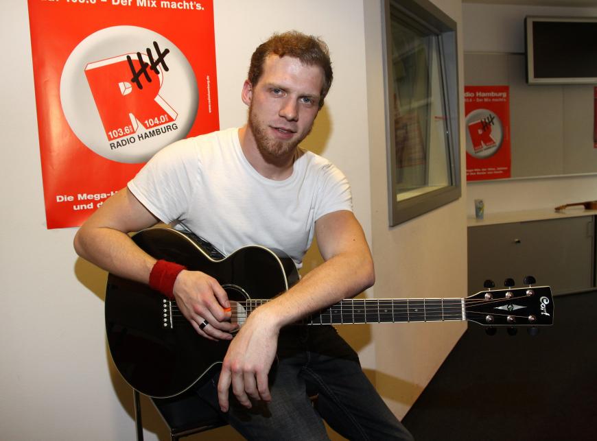 Seiner Musikrichtung ist der Rocker bis heute treu geblieben. Denn auch 12 Jahre später macht Tobias weiterhin Musik, arbeitet bei einem Radiosender und ist als Dozent für Gitarrenkurse an zwei bayerischen Volkshochschulen angestellt.