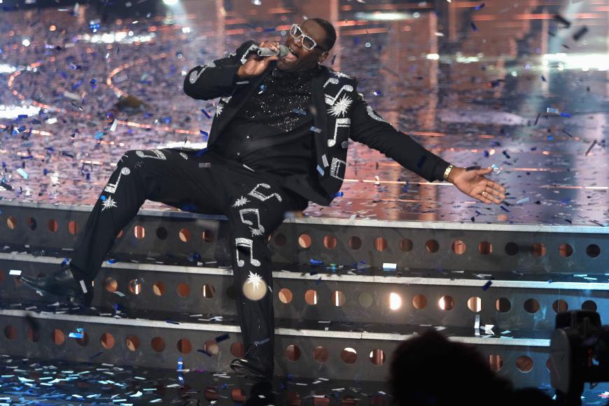 Alphonso Williams hat 2017 die 14. Staffel von DSDS gewonnen. Der gebürtige Amerikaner, der 1980 als US-Soldat nach Deutschland kam, konnte die Zuschauer mit seinen Bling-Bling-Outfits und der schrillen Art für sich gewinnen. Und er sorgte sogar für eine Premiere: Nachdem der Sänger nach der ersten Mottoshow rausgewählt wurde, gingen seine Fans auf die Barrikaden. Mit Erfolg - RTL holte die Soulstimme zurück in die Show.