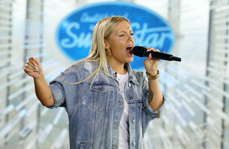 Lyna aus Köln möchte die Jury mit dem Song „I Wanna Dance With Somebody“ von Whitney Houston überzeugen.