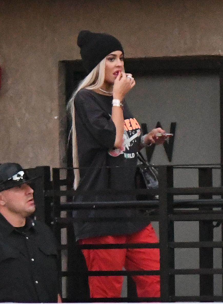 Kylie Jenner hat seitdem sie schwanger ist einige Kilos mehr auf den Rippen. „Sie denkt, dass sie jetzt übergewichtig ist“, so ein Insider. Und für nach der Geburt, hat die 20-Jährige auch einen krassen Plan!