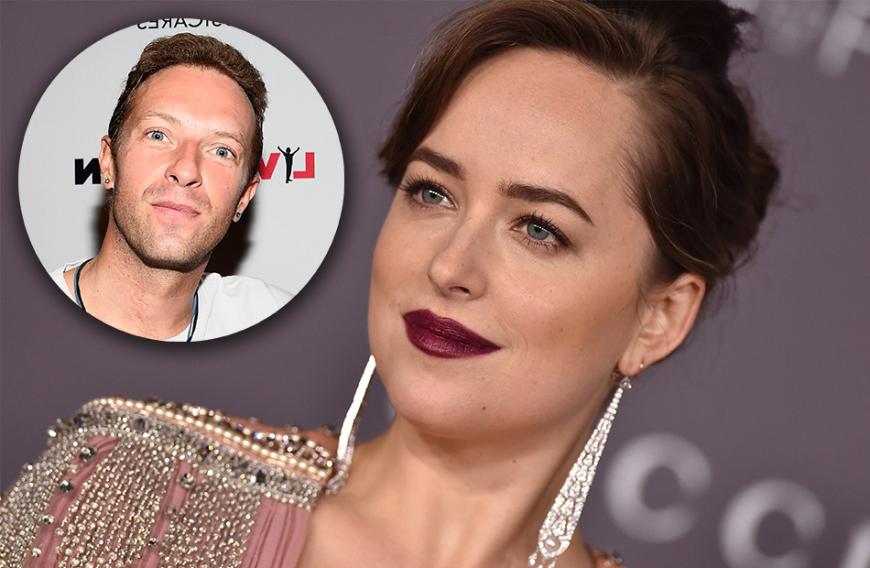 Coldplay-Frontman Chris Martin und Schauspielerin Dakota Johnson sollen seit einigen Monaten daten. Neue Fotos machten die Beziehung der beiden nun offiziell.