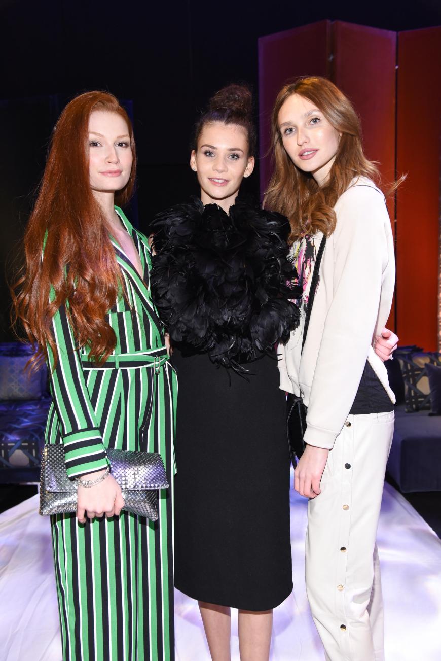 Drei GNTM-Engel für Charlie: Jana Heinisch, Betty Taube und Anna Wilken bei der Show von Dawid Tomaszewski