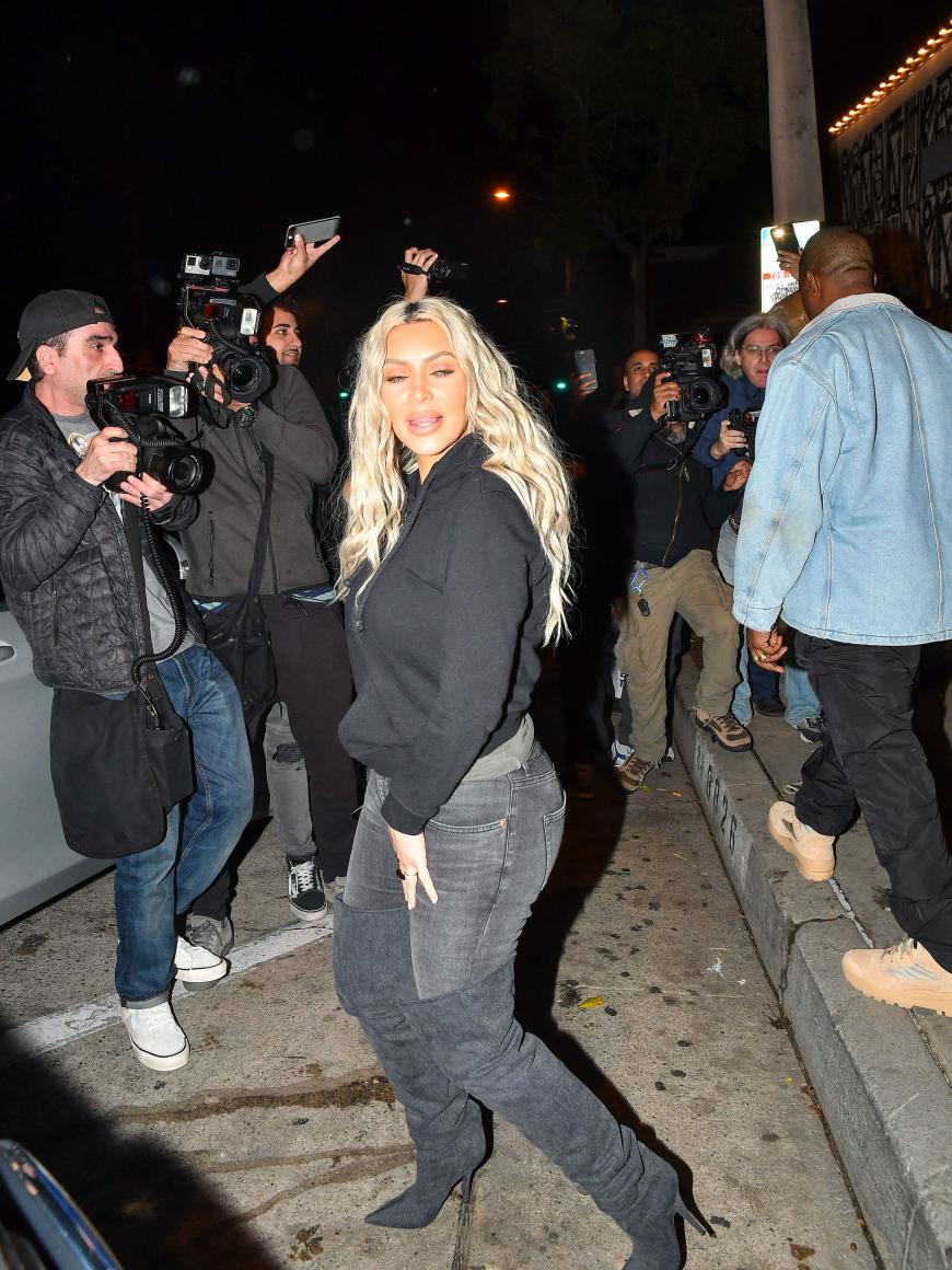 Uh la la, was ist da denn passiert? Hat Kim Kardashian ordentlich zugespeckt oder einfach nur eine Kombination sehr ungünstiger Klamotten gewählt?!