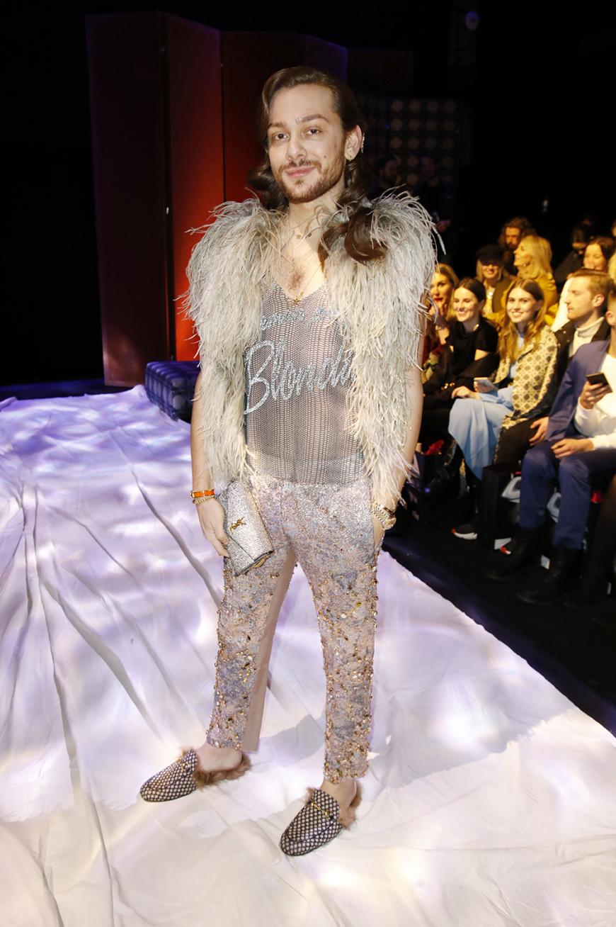 Federn, Glitzer und Bling-Bling - beim Outfit von Blogger Riccardo Simonetti ist ganz schön was los!