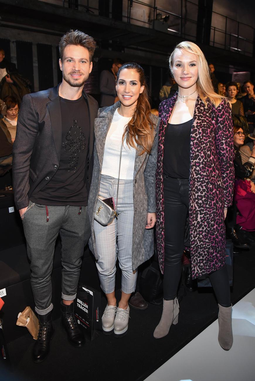 Das RTL-Kuppel-Trio: Der Bachelor 2017 Sebastian Pannek, Freundin Clea-Lacy Juhn und Ex-Bachelorette Anna Hofbauer bei der Show von Ewa Herzog.