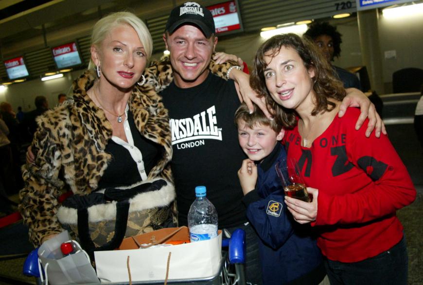 Im Herbst 2004 wurde Désirée Nick (l.) vom Fernsehpublikum auf den Thron gewählt. Die Kabarettistin setzte sich im Finale gegen Willi Herren und Isabell Varell durch. Doch bevor die Plaudertasche als erste Dschungelköniging das australische Outback verlassen durfte, musste sie so einige fiese Prüfungen über sich ergehen lassen.