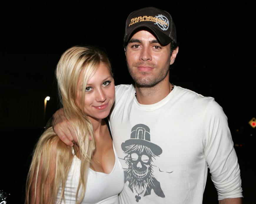 Endlich! Nachdem Enrique Iglesias und Anna Kournikova im Dezember Eltern von Zwillingen wurden, teilten sie nun erste Bilder der Kleinen.