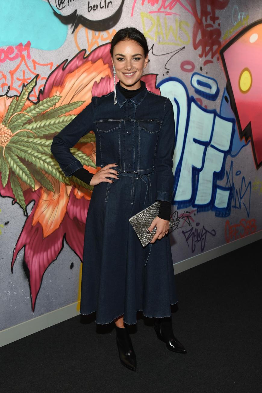 GZSZ-Star Janina Uhse bei der Fashion Show von Marc Cain