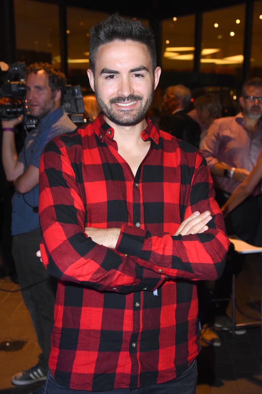 Auch für den DSDS-Kultkandidat lief es nach der Sendung mehr als gut. Auf einmal war der gebürtige Türke Stammgast in TV-Sendungen wie „Das perfekte Promi Dinner“ oder „Grill den Henssler“. 2016 nahm er zusammen mit der DSDS-Gewinnerin Aneta Sablik an der RTL-Tanzshow „Dance Dance Dance“ teil. Bescheiden bleibt Menderes trotzdem. 2019 brachte er seine beiden Singles