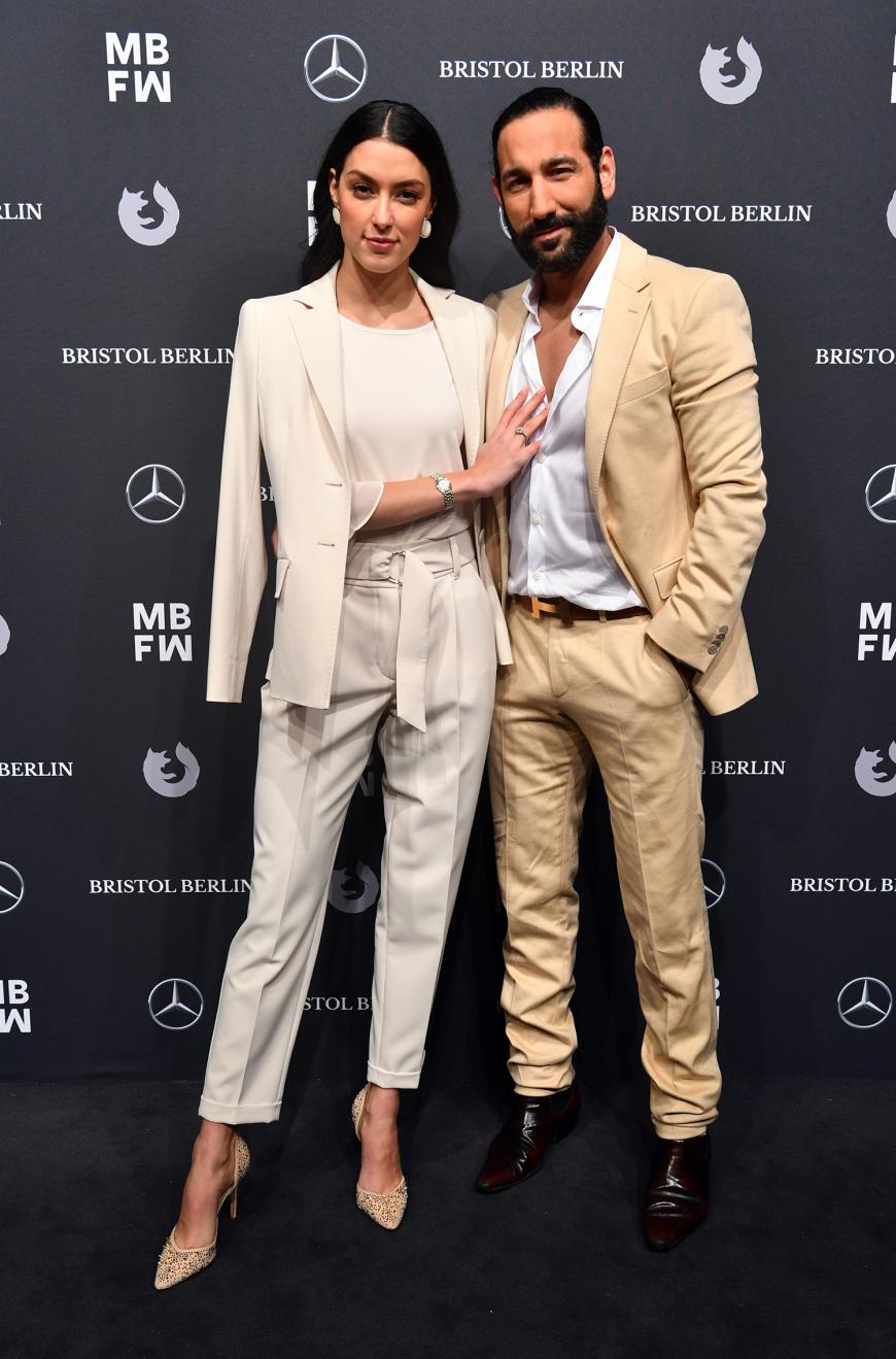 Model Rebecca Mir und Profi-Tänzer Massimo Sinato vor der Modenschau des Labels Riani