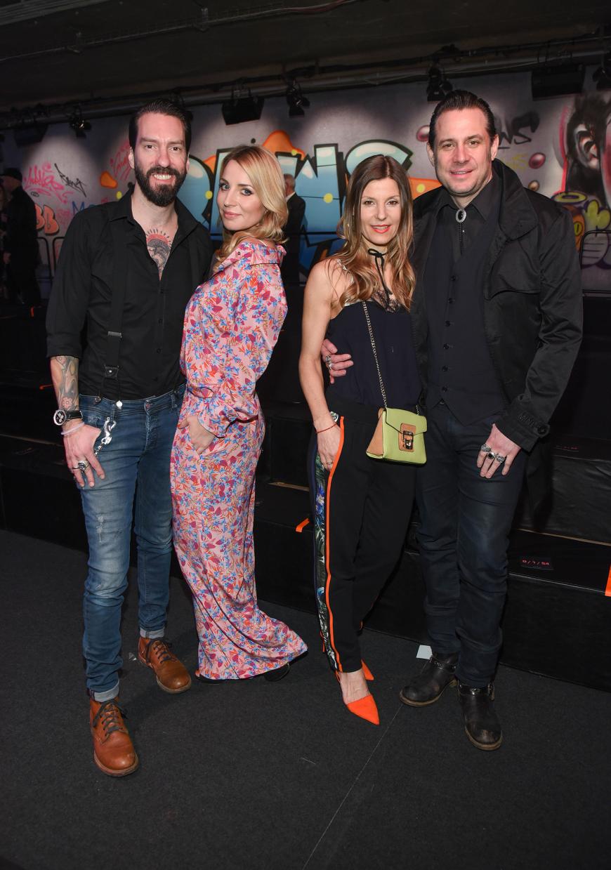 The BossHoss kamen zur Schau von Marc Cain nicht alleine: Alec Voelkel an der Seite von Ehefrau Johanna und Sascha Vollmer mit Freundin Jenny