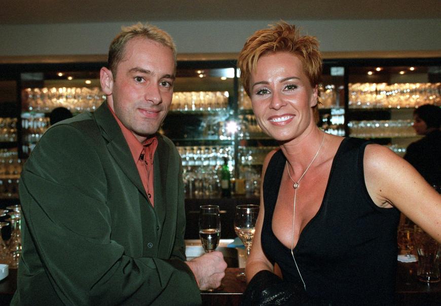 Sonja Zietlow im Dezember 2001 mit ihrem zukünftigen Ehemann Jens Oliver Haas – die Ehe hält übrigens bis heute. Damals war die TV-Moderatorin frisch von ihrem früheren Mann André Hegger getrennt.