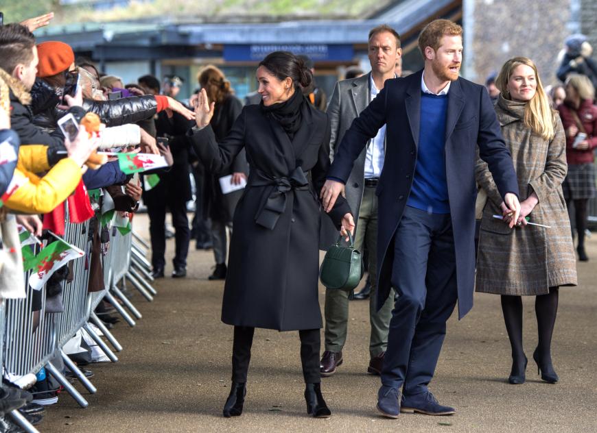 Stilikone Herzogin Kate, 36, muss sich warm anziehen! Nicht nur ist Meghan Markle schon jetzt ein absoluter Royal-Liebling der britischen Bevölkerung, auch sind ihre Looks heißbegehrt. Ihre Outfits sind feminin, klassisch, elegant und gleichzeitig ziemlich lässig. Und erneut traf die Verlobte von Prinz Harry voll ins Schwarze – wir zeigen dir, wie du ihren Look in nur 7 Schritten nachstylen kannst …