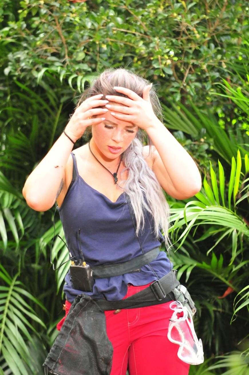 Alle gegen Jenny Frankhauser? Die Dschungelcamperin hatte es an Tag 2 im australischen Dschungel nicht leicht...