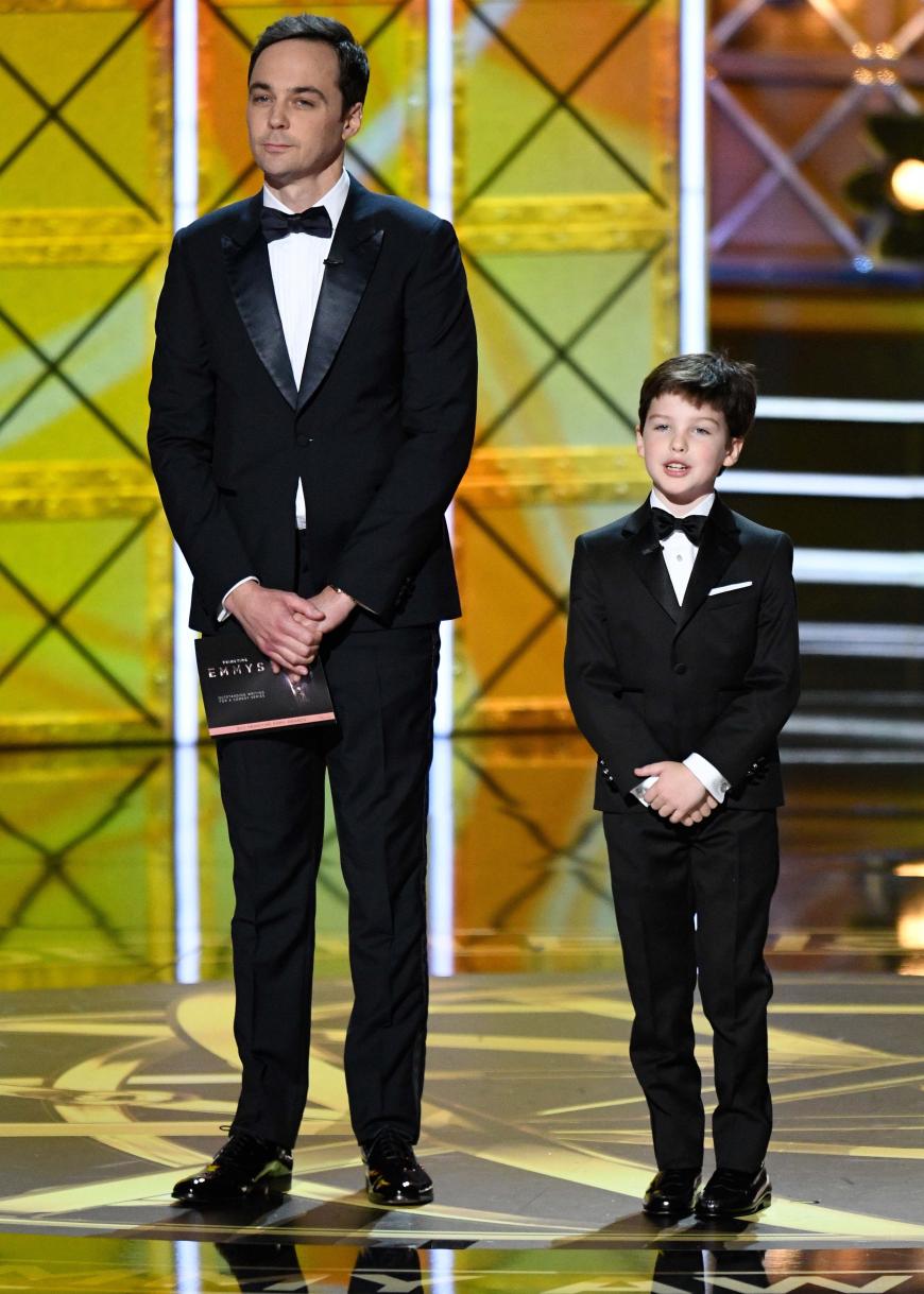 In der Serie „Young Sheldon“ spielt der Grundschüler den jüngeren Sheldon Cooper (Jim Parsons) aus der Erfolgs-Serie „The Big Bang Theory“.