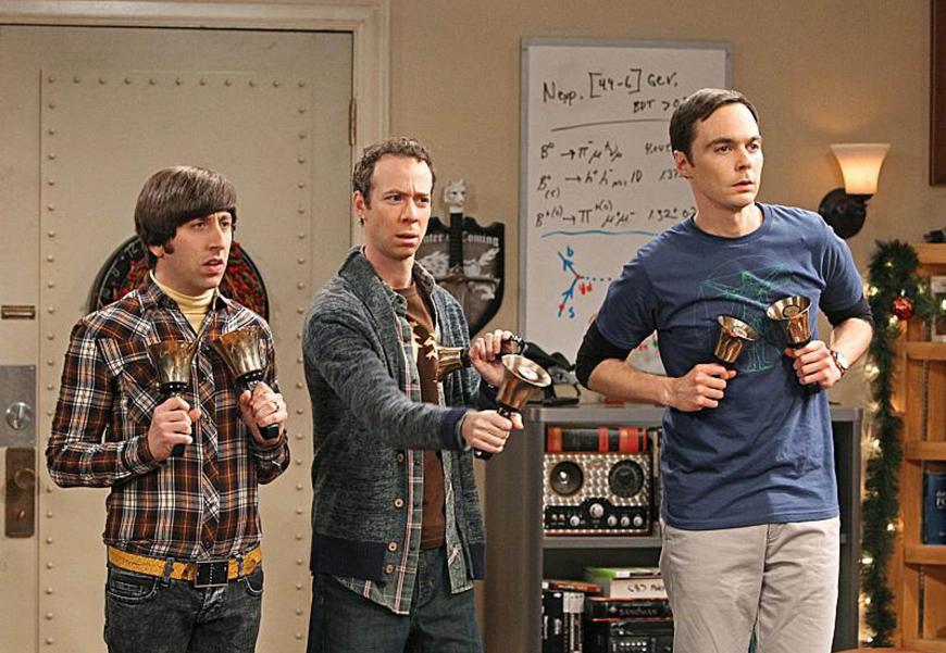 Nicht nur in der Serie läuft es für Comic-Verkäufer Stuart (M., mit Simon Helberg und Jim Parsons) eher semi: Darsteller Kevin Sussman lässt sich scheiden.