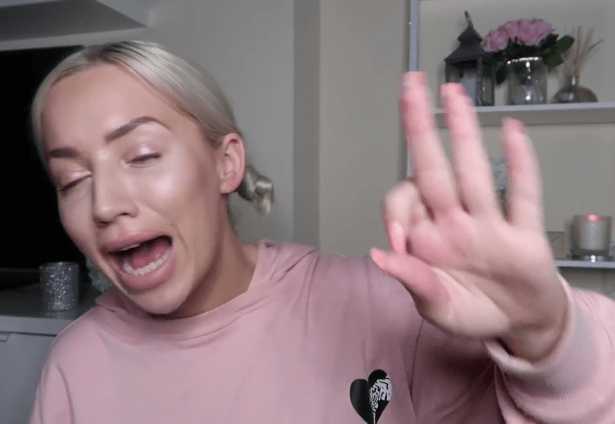 In einem Video lässt sich die irische YouTuberin Elle Darby über das irische Hotel „The White Moose Café“ aus.