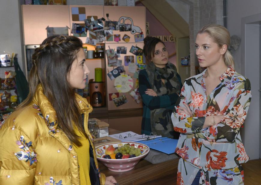 Chryssanthi Kavazi (li.) mit ihren kolleginnen Linda Marlen Runge und Valentina Pahde (r.)