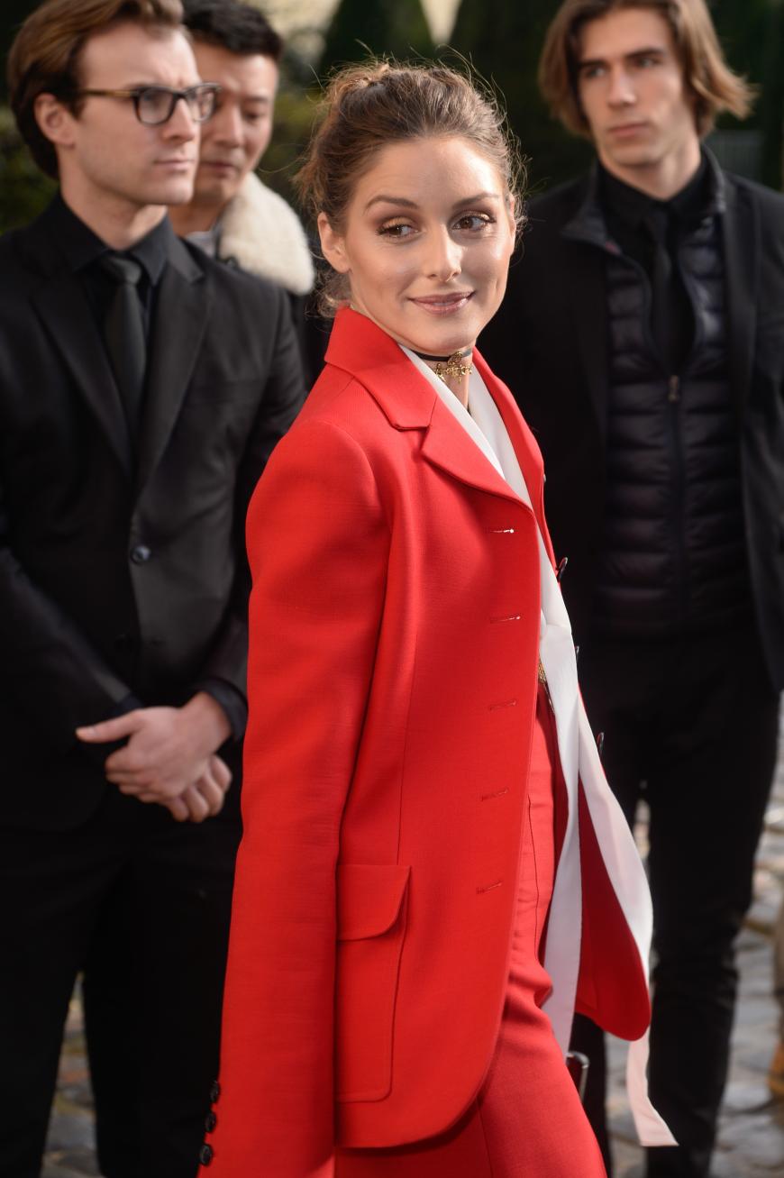 Olivia Palermo in einem roten Hosenanzug bei den Haute Couture Schauen von Dior.