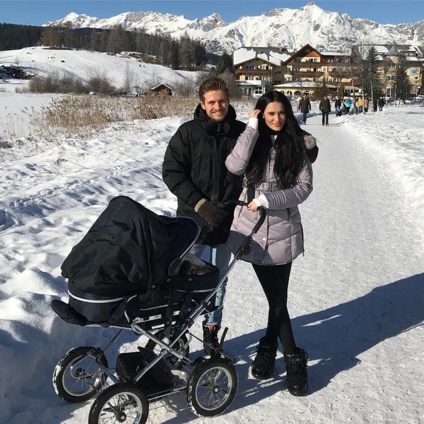 Jörn Schlönvoigt und seine Verlobte Hanna Weig verbringen mit ihrer Tochter schöne Tage in Tirol.